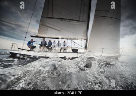 Russie, Saint-Pétersbourg, 05 septembre 2020 : participants à une régate de voile sur le voilier, cordes de traction, éclaboussures d'eau au premier plan, concentration sur Banque D'Images