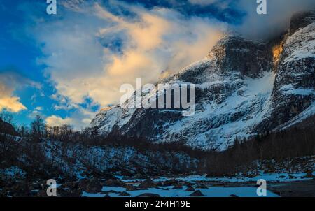 Début de l'hiver lumière matinale à Romsdalen, Rauma kommune, Møre og Romsdal, Norvège. Le sommet couvert de neige en haut à droite est Semletind. Banque D'Images