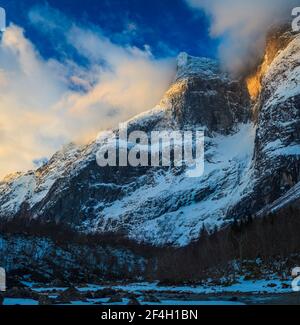 Début de l'hiver lumière matinale à Romsdalen, Rauma kommune, Møre og Romsdal, Norvège. Le pic couvert de neige juste en haut à droite est Semletind. Banque D'Images