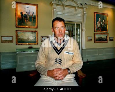 ANGUS FRASER DANS LA LONGUE SALLE DES LORDS, LE 10 AVRIL 2002 PHOTO DAVID ASHDOWN Banque D'Images