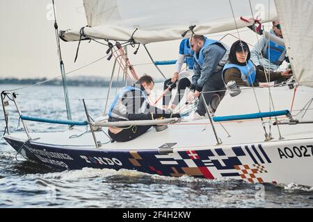 Russie, Saint-Pétersbourg, 05 septembre 2020 : participants à une régate de voile sur le voilier, cordes de traction, éclaboussures d'eau au premier plan, concentration sur Banque D'Images