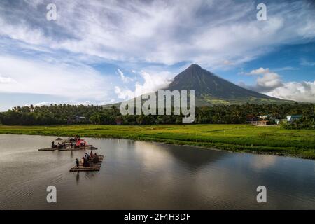 Vue aérienne du volcan du mont Mayon et du lac Sumlang près de la ville de Legazpi à Albay, Philippines. Banque D'Images