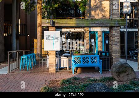 Reston, va, USA -- photo tôt le matin d'un café et bar à vin dans la section du lac Anne de Reston, va. Banque D'Images