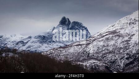 Paysage de montagne d'hiver panoramique dans la vallée de Romsdalen, Rauma kommune, Møre og Romsdal, Norvège. Dans le centre est le pic de Romsdalshorn, 1550 M. Banque D'Images