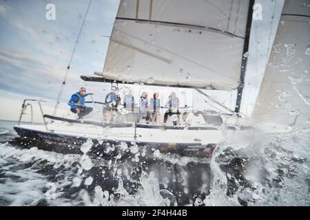 Russie, Saint-Pétersbourg, 05 septembre 2020 : participants à une régate de voile sur le voilier, cordes de traction, éclaboussures d'eau au premier plan, concentration sur Banque D'Images