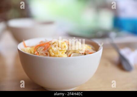 Salade vermicelles de style japonais sur fond de bois Banque D'Images