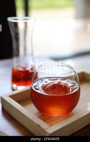 Thé glacé à la fraise sur une table en bois Banque D'Images