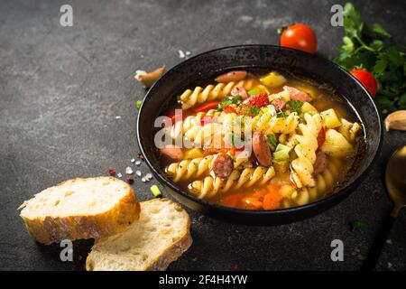 Soupe de légumes avec pâtes et saucisses. Banque D'Images