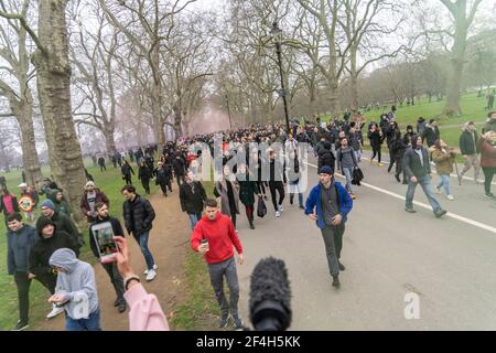 Une grande foule de manifestants se promo dans Hyde Park lors d'une manifestation anti Lockdown à Londres, au Royaume-Uni. 20/03/21 Banque D'Images