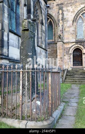 Croix-saxonne dans tous les Saints Churchyard à Bakewell dans le Derbyshire Peak District Banque D'Images