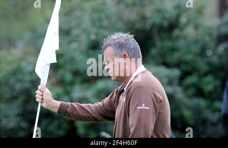 Darren Clark jouant une partie de golf avec Brian Viner. PHOTO DAVID ASHDOWN Banque D'Images