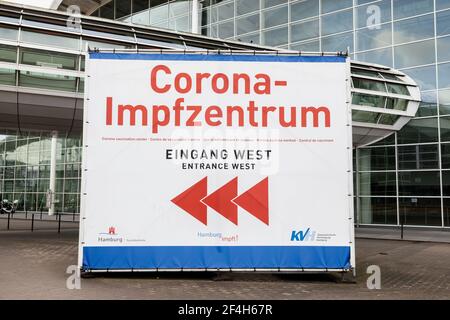 Panneau indiquant les directions pour le centre de vaccination de Corona, entrée ouest (en allemand : 'Corona Impfzentrum, Eingang West') centre à Hambourg Messehallen Banque D'Images