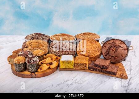 Types de gâteaux turcs. Assortiment de pain blanc doux et moelleux avec différentes choses. Banque D'Images