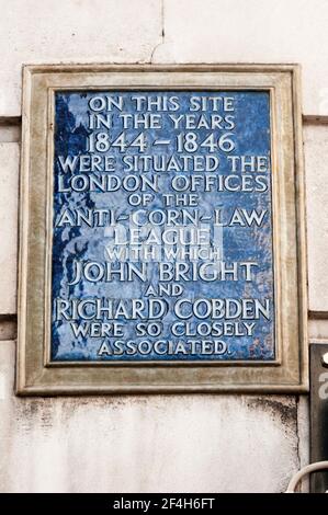 Plaque bleue sur le site Fleet Street des bureaux londoniens du XIXe siècle de la Ligue de droit anti-maïs. Banque D'Images