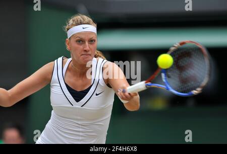 WIMBLEDON 2011. LA DEMI-FINALE DE LA FEMME. VICTORIA AZARENKA V. PETRA KVITOVA. PETRA KVITOVA. 30/6/2011. PHOTO DAVID ASHDOWN Banque D'Images