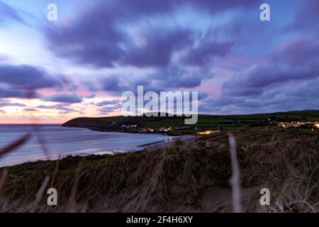 Vue panoramique depuis les dunes de sable de Croyde Bay À la mer et plus à l'île de Lundy dans le Severn estuaire Banque D'Images