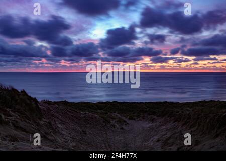 Vue panoramique depuis les dunes de sable de Croyde Bay À la mer et plus à l'île de Lundy dans le Severn estuaire Banque D'Images