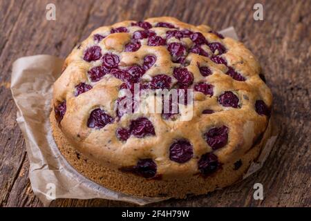 gâteau de cerise maison sur bois Banque D'Images