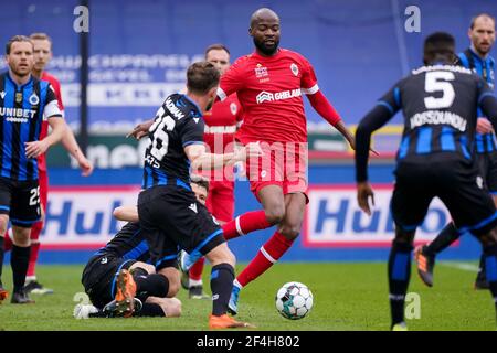 21-03-2021: Voetbal: Club Brugge / FC Anvers: Brugge BRUGES, BELGIQUE - MARS 21: Tapis Rits du Club Brugge et Didier Lamkel Ze de Royal Anvers durin Banque D'Images
