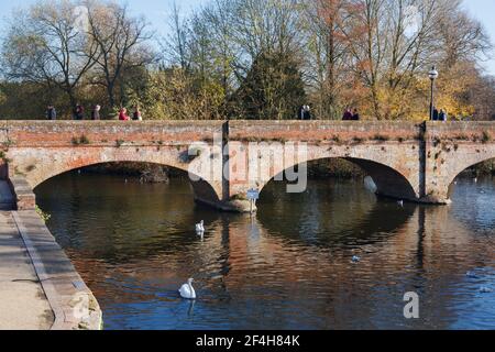 Le pont de tramway traversant la rivière Avon, Stratford-upon-Avon. Banque D'Images