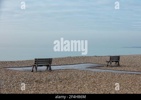 Bancs vus sur la plage donnant sur la mer. Banque D'Images
