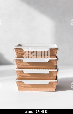 Pile de contenants avec ration alimentaire quotidienne. Livraison au restaurant, ensemble de nourriture saine et alimentation équilibrée Banque D'Images