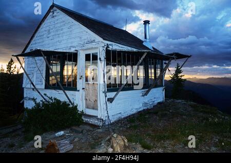 Mount WAM Lookout, une cabine de surveillance des incendies de forêt à louer dans l'arrière-pays. Gamme Whitefish, Montana. (Photo de Randy Beacham) Banque D'Images