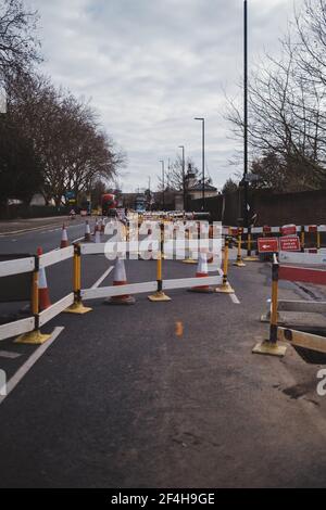 Brentford, West London | Royaume-Uni - 2021.03.21 : entretien des travaux routiers par les travailleurs du gaz en remplacement des anciens tuyaux Banque D'Images
