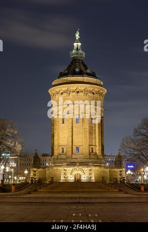 Le vieux château d'eau du centre-ville de Mannheim, en Allemagne, est l'un des endroits les plus photographiés de la ville. Banque D'Images