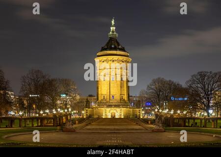 Le vieux château d'eau du centre-ville de Mannheim, en Allemagne, est l'un des endroits les plus photographiés de la ville. Banque D'Images