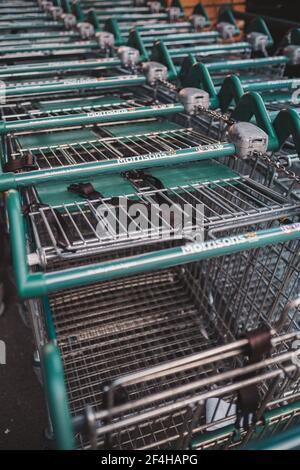 Brentford, West London | Royaume-Uni - 2021.03.21 : chariots Morrisons au parking Banque D'Images