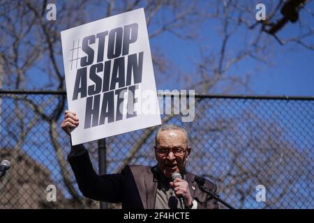 New York, États-Unis. 20 mars 2021. Le leader de la majorité au Sénat Chuck Schumer (D-NY) parle lors d'un rassemblement Halte à la haine dans Chinatown à New York, aux États-Unis. Crédit : Chase Sutton/Alay Live News Banque D'Images