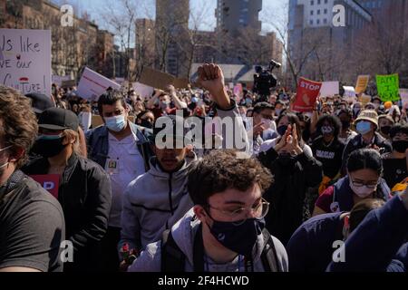 New York, États-Unis. 20 mars 2021. Un homme lève son poing lors d'un rallye Stop the Hate à Chinatown à New York, aux États-Unis. Crédit : Chase Sutton/Alay Live News Banque D'Images