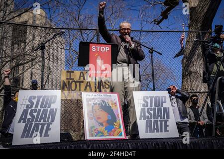 New York, États-Unis. 20 mars 2021. Le leader de la majorité au Sénat Chuck Schumer (D-NY) parle lors d'un rassemblement Halte à la haine dans Chinatown à New York, aux États-Unis. Crédit : Chase Sutton/Alay Live News Banque D'Images
