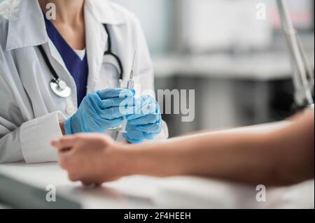 Une infirmière en laboratoire effectue un test sanguin à partir d'une veine, un plan rapproché sans visage Banque D'Images