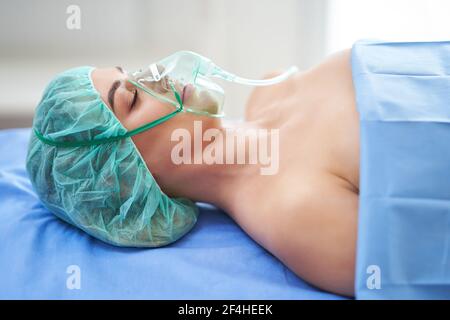 Patiente ayant un traitement respiratoire en cours de récupération à l'hôpital Banque D'Images