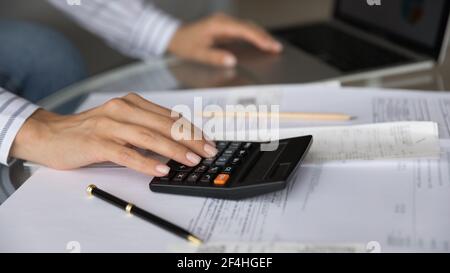 Gros plan femme planifiant le budget, comptant les factures, à l'aide de la calculatrice Banque D'Images