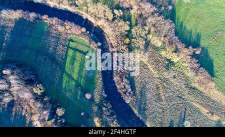 Vue aérienne de drone de Meandering creek près du village de Kalnica dans les montagnes de Bieszczady, Pologne Banque D'Images