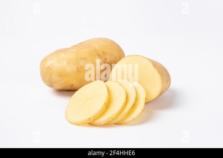 Gros plan d'une pomme de terre brute entière et d'une couper en morceaux isolés sur fond blanc Banque D'Images