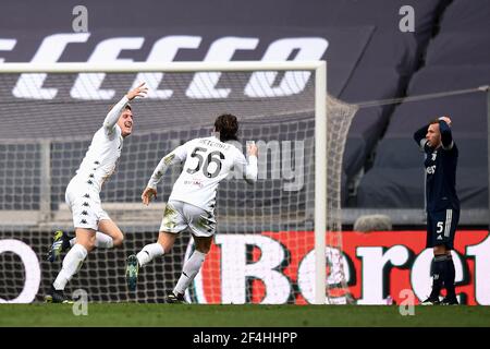 Turin, Italie - 21 mars, 2021: Adolfo Gaich (L) de Benevento Calcio célèbre avec Perparim Hetemaj (C) de Benevento Calcio après avoir marquant un but comme Arthur Melo (R) de Juventus FC semble abattu pendant le Serie UN match de football entre Juventus FC et Benevento Calcio. Benevento Calcio a gagné 1-0 sur Juventus FC. Credit: Nicolò Campo/Alay Live News Banque D'Images