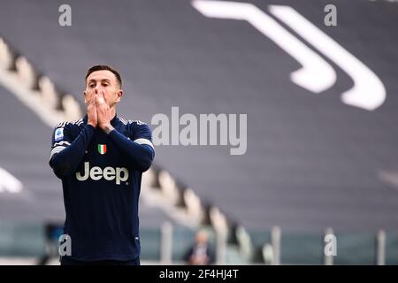 Federico Bernardeschi déception lors de la série UN match de football entre Juventus FC et Benevento Calcio. Les stades sportifs autour de l'Italie restent soumis à des restrictions strictes en raison de la pandémie du coronavirus, car les lois de distanciation sociale du gouvernement interdisent aux fans à l'intérieur des lieux, ce qui entraîne le jeu derrière des portes fermées. Benevento a remporté le Juventus FC 0-1 Banque D'Images