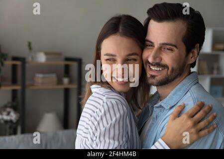 Gros plan un jeune couple heureux qui s'embrasse, en visualisant le bon avenir Banque D'Images