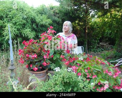 Elégant jardin de fleurs ladiy, dans le sud de la France. Banque D'Images