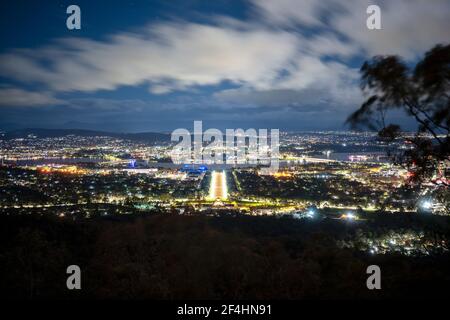 Vue sur Canberra pendant une nuit nuageux et une longue exposition photo de la vie tranquille Banque D'Images