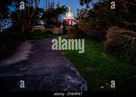 Phare rouge et blanc caché de hornby dans la banlieue est de Sydney Banque D'Images