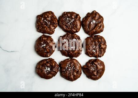 Biscuits au chocolat sans farine avec sel de mer Banque D'Images