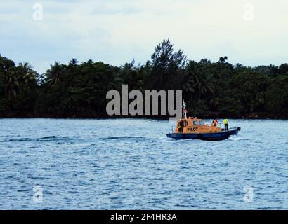 Un bateau-pilote au passage Dellman à Madang, Papouasie-Nouvelle-Guinée (PNG). Banque D'Images