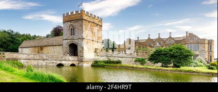 Vue panoramique sur le château de Broughton, près de Banbury, Oxfordshire, montrant les fortifications et les douves. Banque D'Images