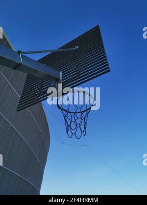 Un panier de basket-ball avec le stade de football de Wroclaw, Pologne sur le fond Banque D'Images