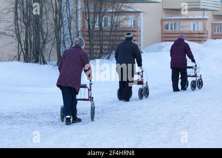 Umea, Norrland Suède - 4 mars 2021 : trois personnes âgées sont avec leurs marcheurs Banque D'Images